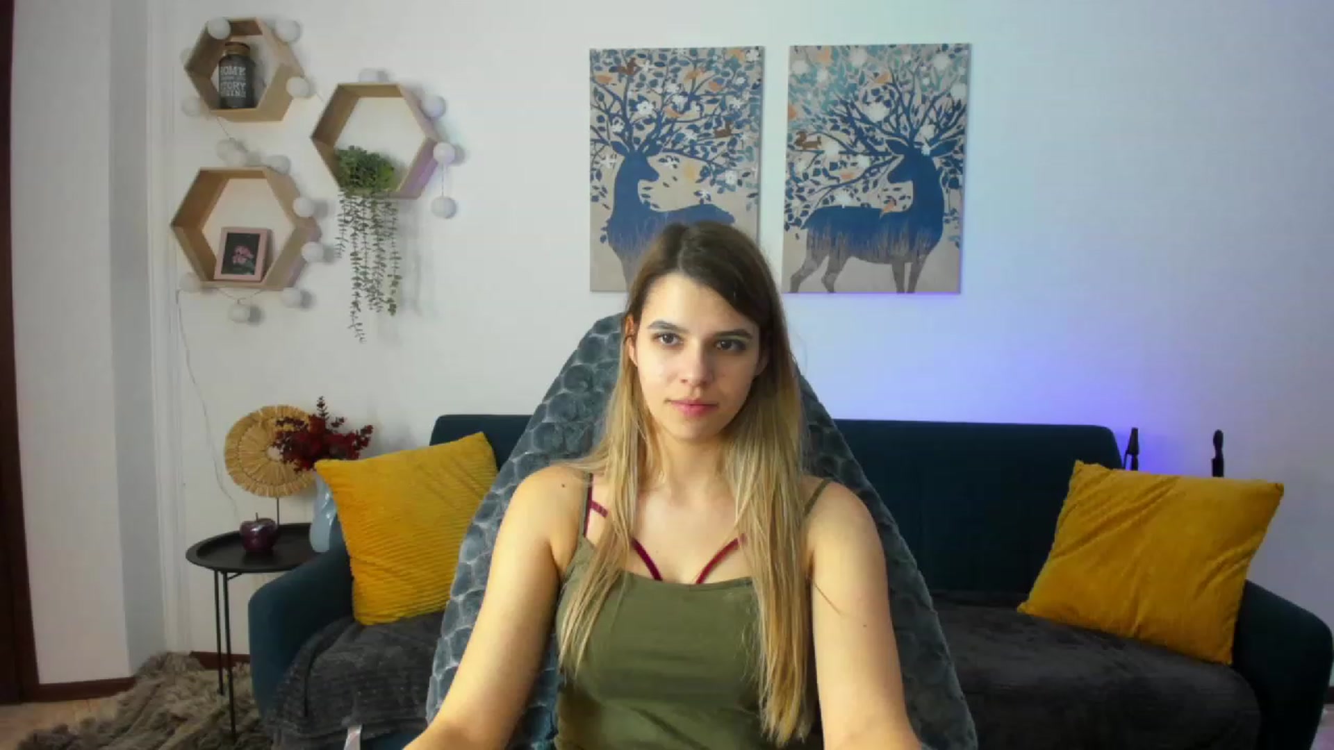 Gallery image thumbnail from Elsa_Fox's myfreecams stream on, 12/20/2022, 10:21 image 15 of 20