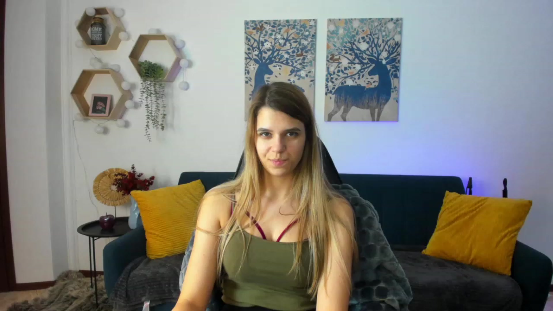 Gallery image thumbnail from Elsa_Fox's myfreecams stream on, 12/20/2022, 11:41 image 18 of 20