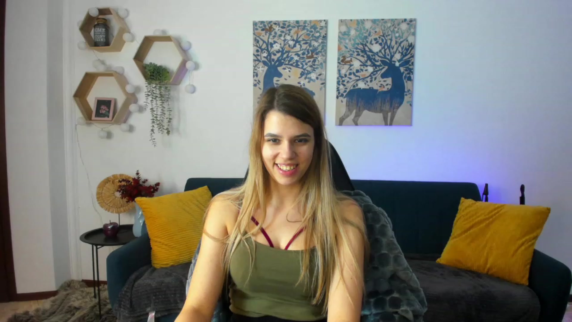 Gallery image thumbnail from Elsa_Fox's myfreecams stream on, 12/20/2022, 11:41 image 17 of 20