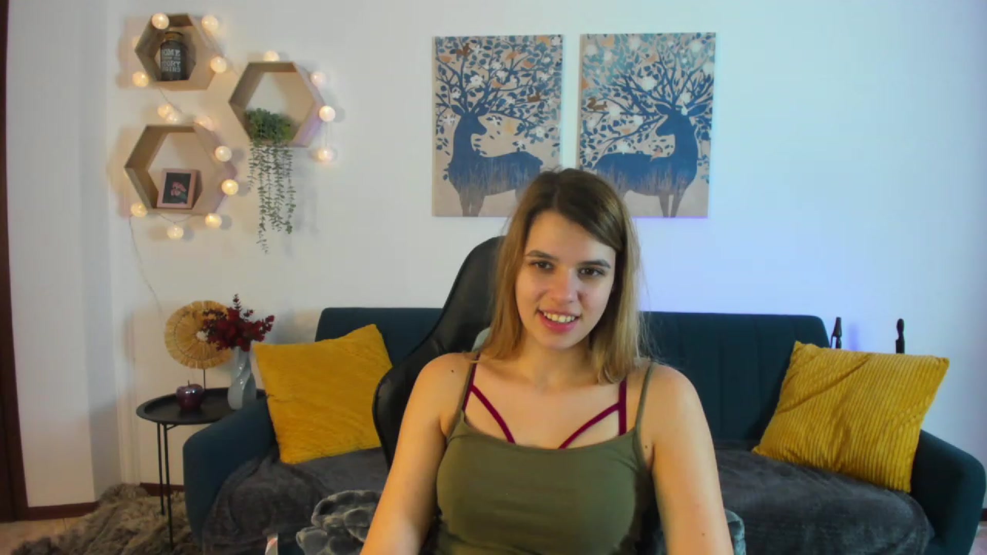 Gallery image thumbnail from Elsa_Fox's myfreecams stream on, 12/20/2022, 12:55 image 17 of 20