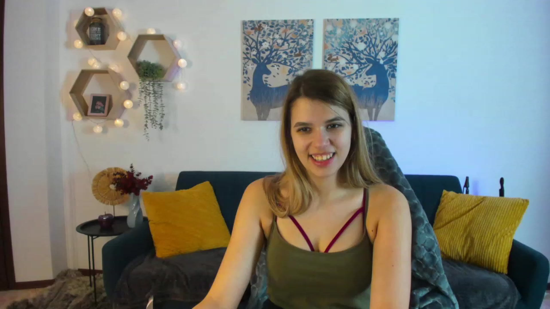 Gallery image thumbnail from Elsa_Fox's myfreecams stream on, 12/20/2022, 14:18 image 11 of 20