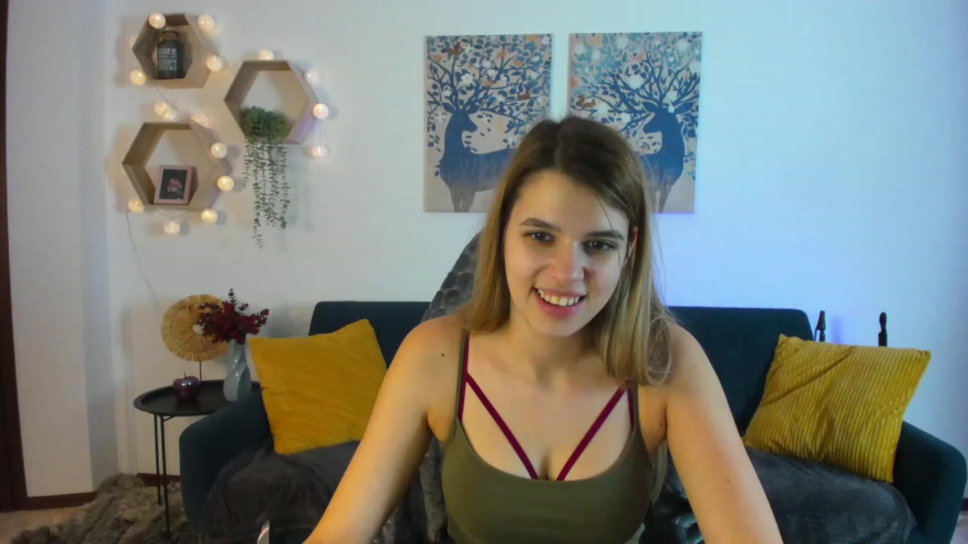 Gallery image thumbnail from Elsa_Fox's myfreecams stream on, 12/20/2022, 14:18 image 14 of 20