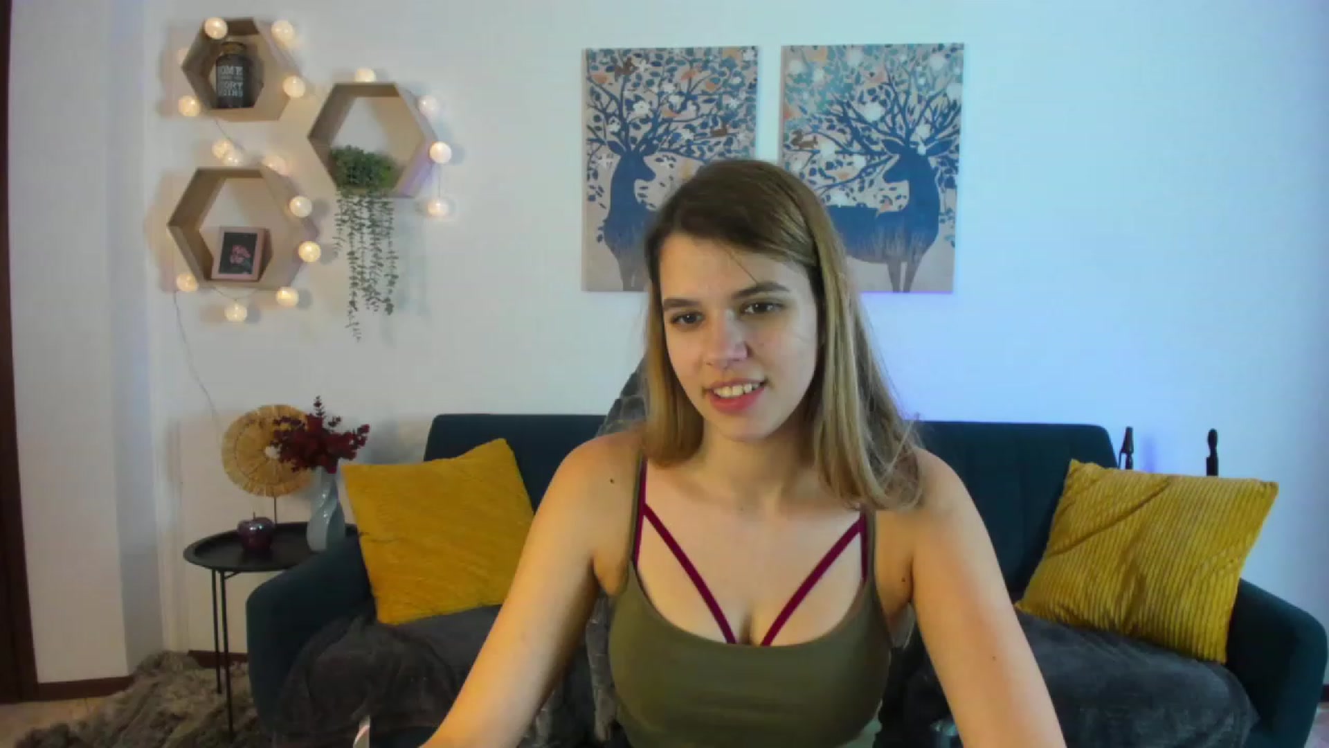 Gallery image thumbnail from Elsa_Fox's myfreecams stream on, 12/20/2022, 14:18 image 15 of 20
