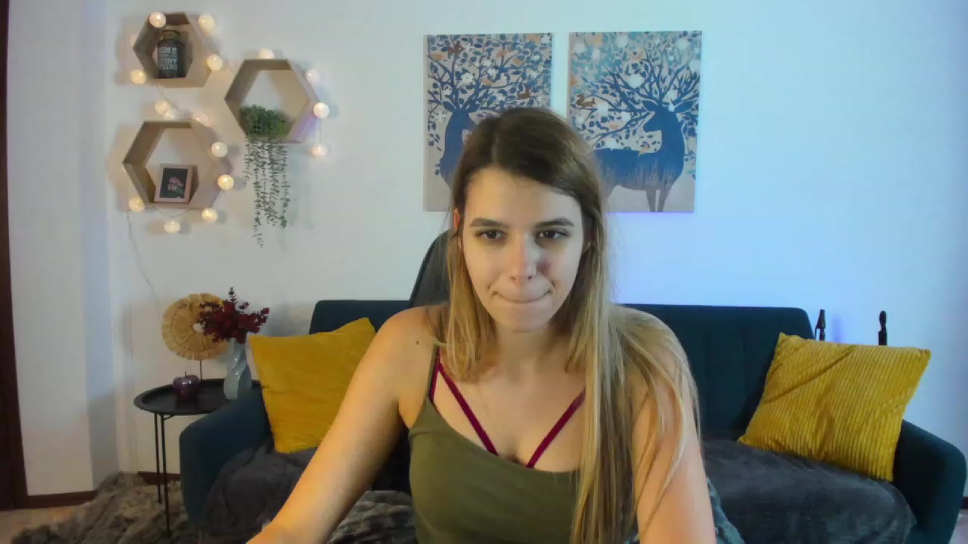 Gallery image thumbnail from Elsa_Fox's myfreecams stream on, 12/20/2022, 14:18 image 20 of 20