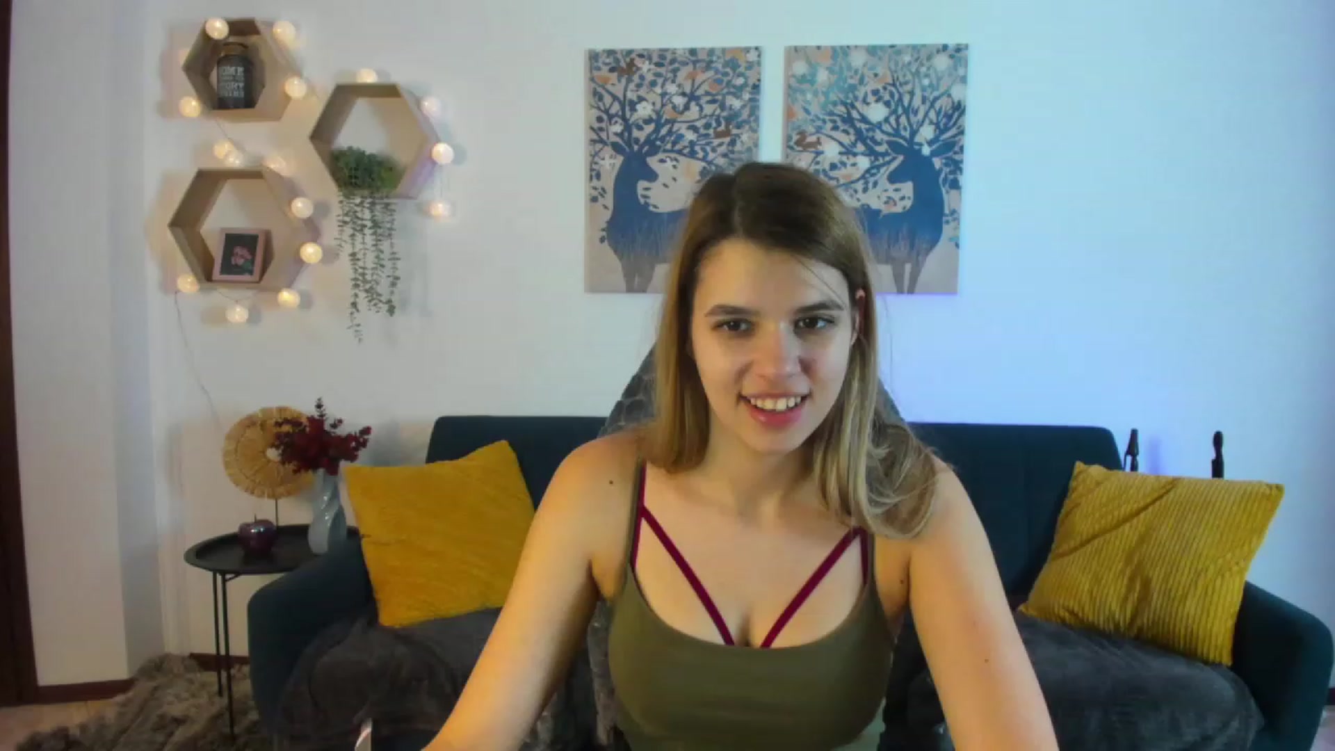 Gallery image thumbnail from Elsa_Fox's myfreecams stream on, 12/20/2022, 14:18 image 16 of 20