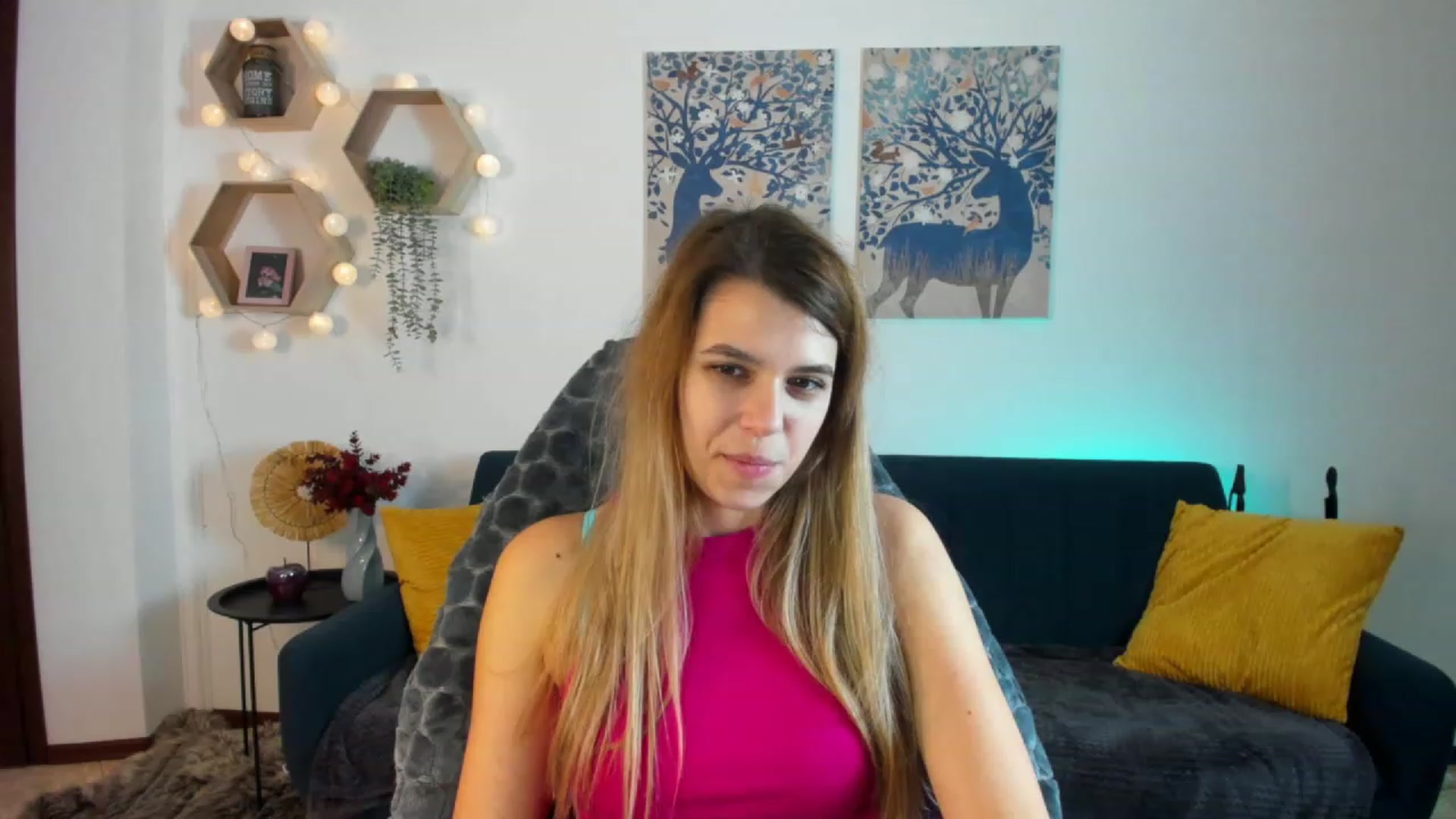 Gallery image thumbnail from Elsa_Fox's myfreecams stream on, 12/21/2022, 13:18 image 4 of 20