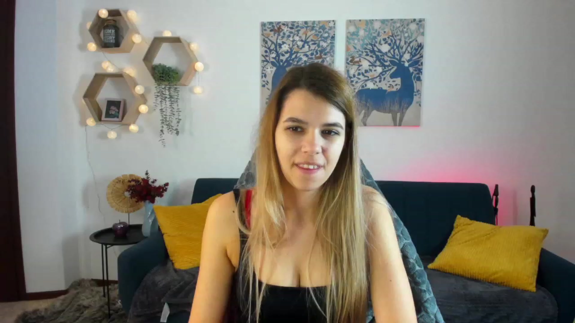 Gallery image thumbnail from Elsa_Fox's myfreecams stream on, 12/22/2022, 09:37 image 4 of 20