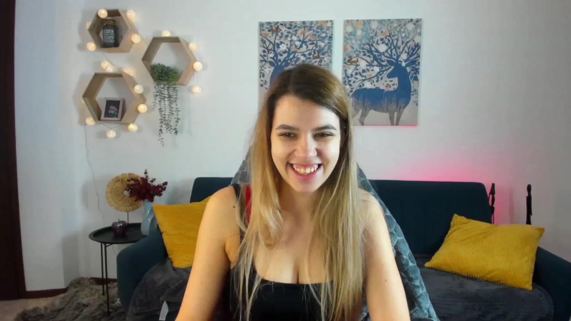 Gallery image thumbnail from Elsa_Fox's myfreecams stream on, 12/22/2022, 09:37 image 2 of 20
