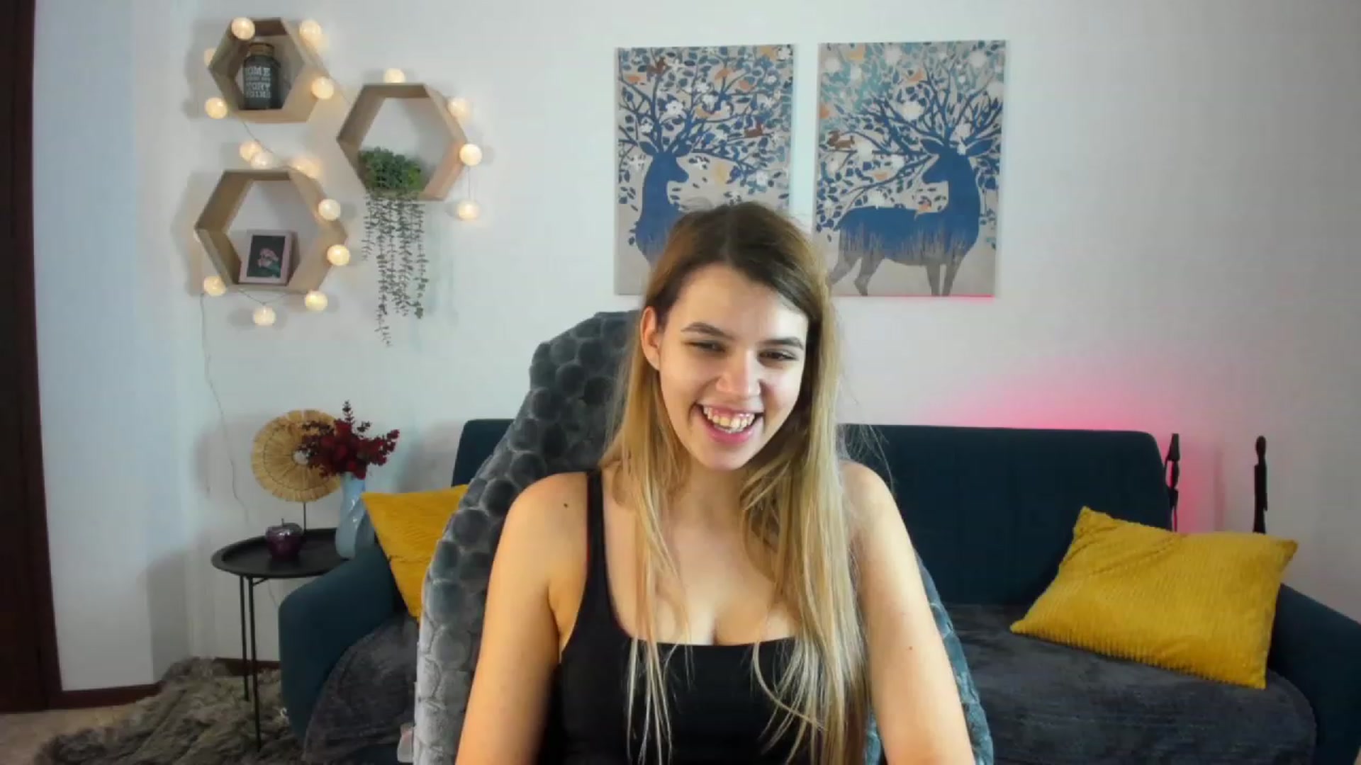 Gallery image thumbnail from Elsa_Fox's myfreecams stream on, 12/22/2022, 10:52 image 18 of 20