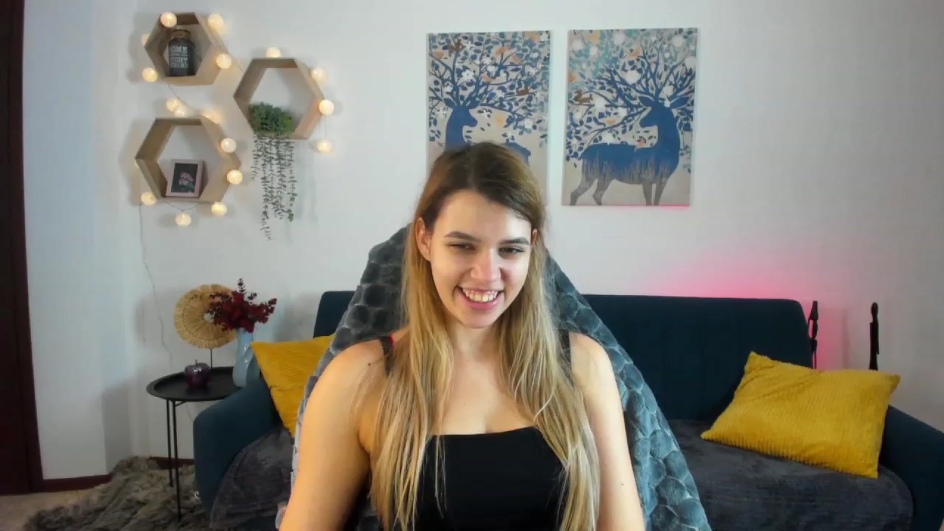 Gallery image thumbnail from Elsa_Fox's myfreecams stream on, 12/22/2022, 10:52 image 4 of 20