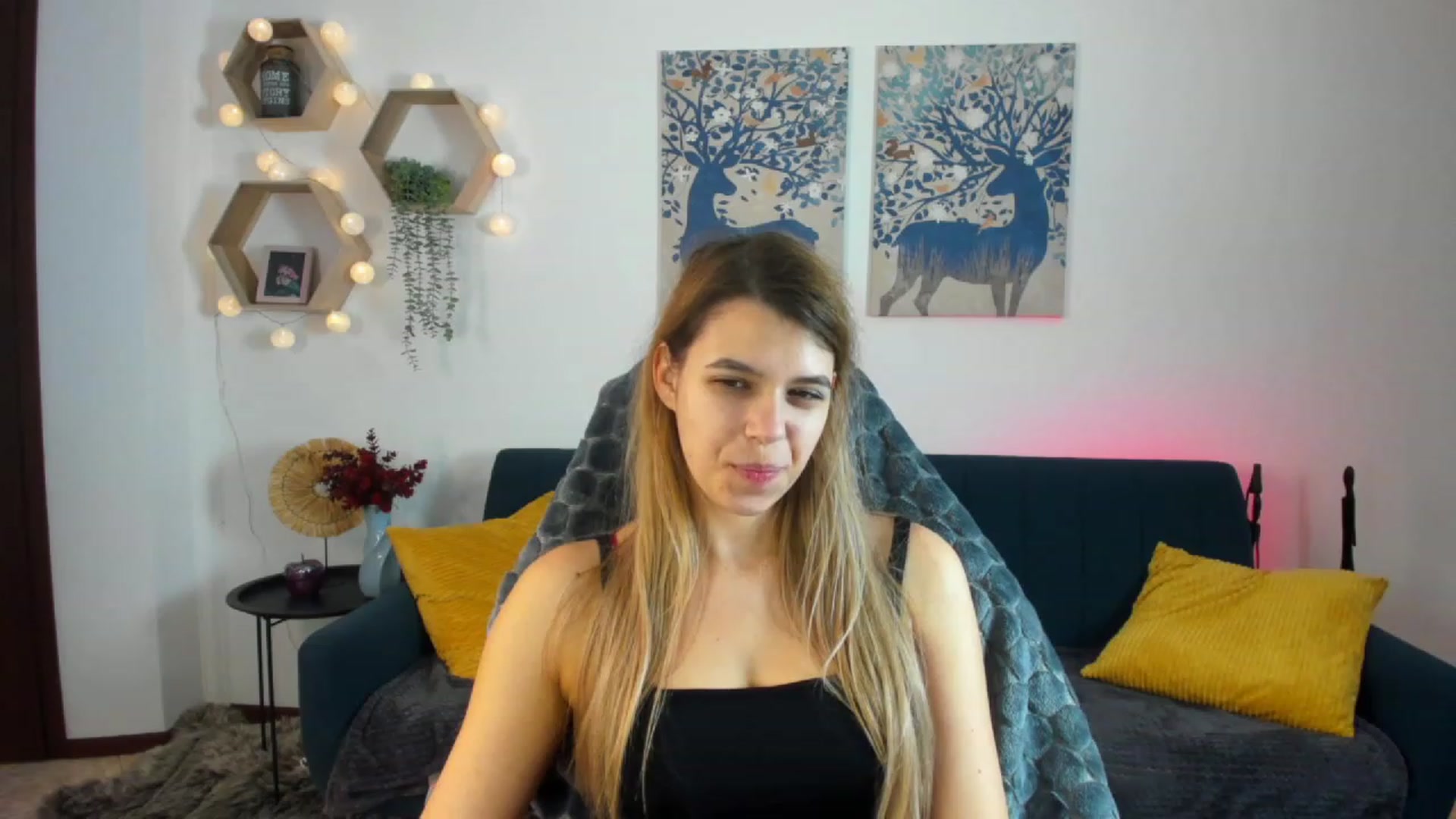 Gallery image thumbnail from Elsa_Fox's myfreecams stream on, 12/22/2022, 10:52 image 8 of 20