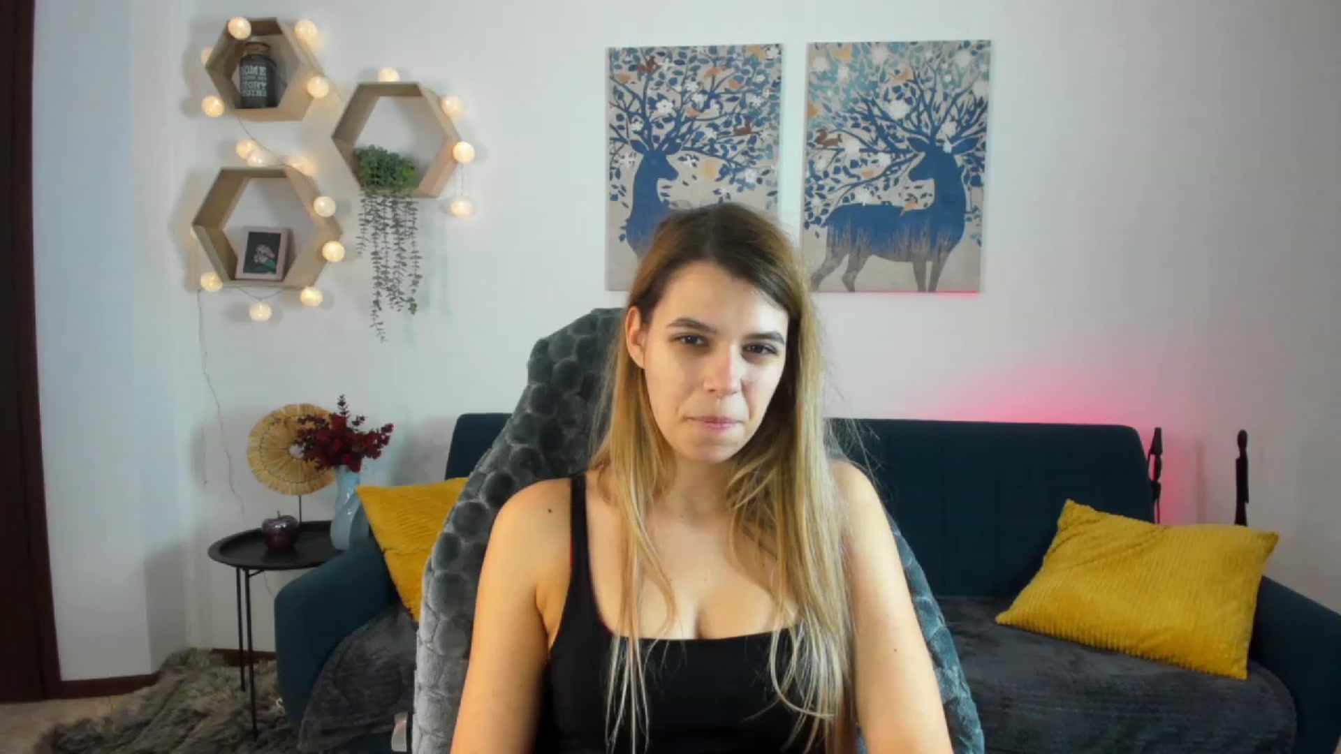 Gallery image thumbnail from Elsa_Fox's myfreecams stream on, 12/22/2022, 10:52 image 19 of 20