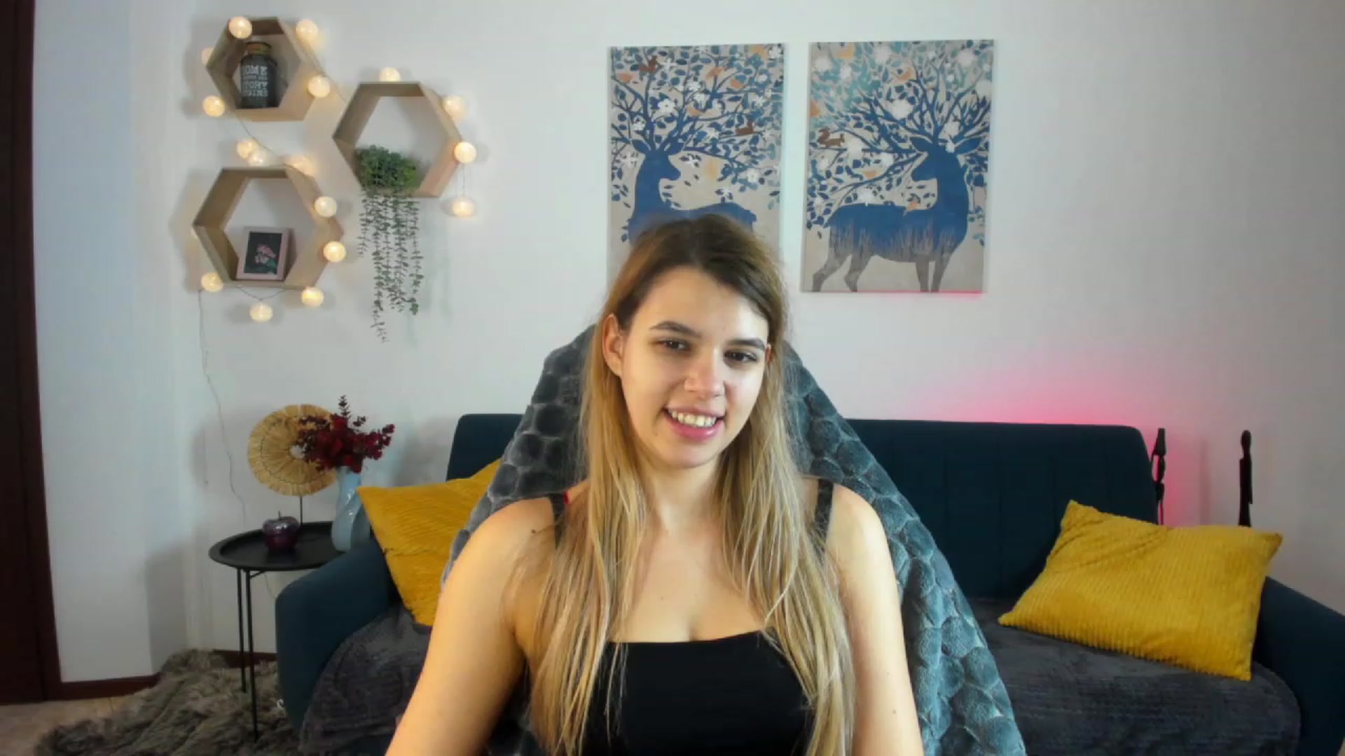 Gallery image thumbnail from Elsa_Fox's myfreecams stream on, 12/22/2022, 10:52 image 6 of 20