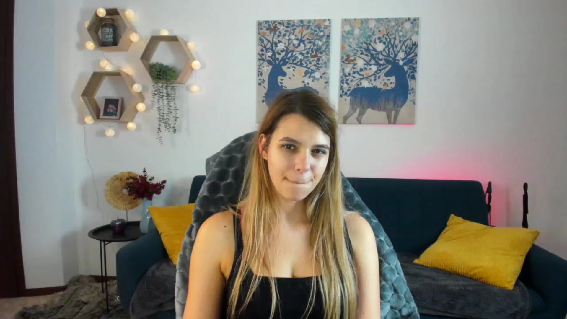 Gallery image thumbnail from Elsa_Fox's myfreecams stream on, 12/22/2022, 14:09 image 4 of 20