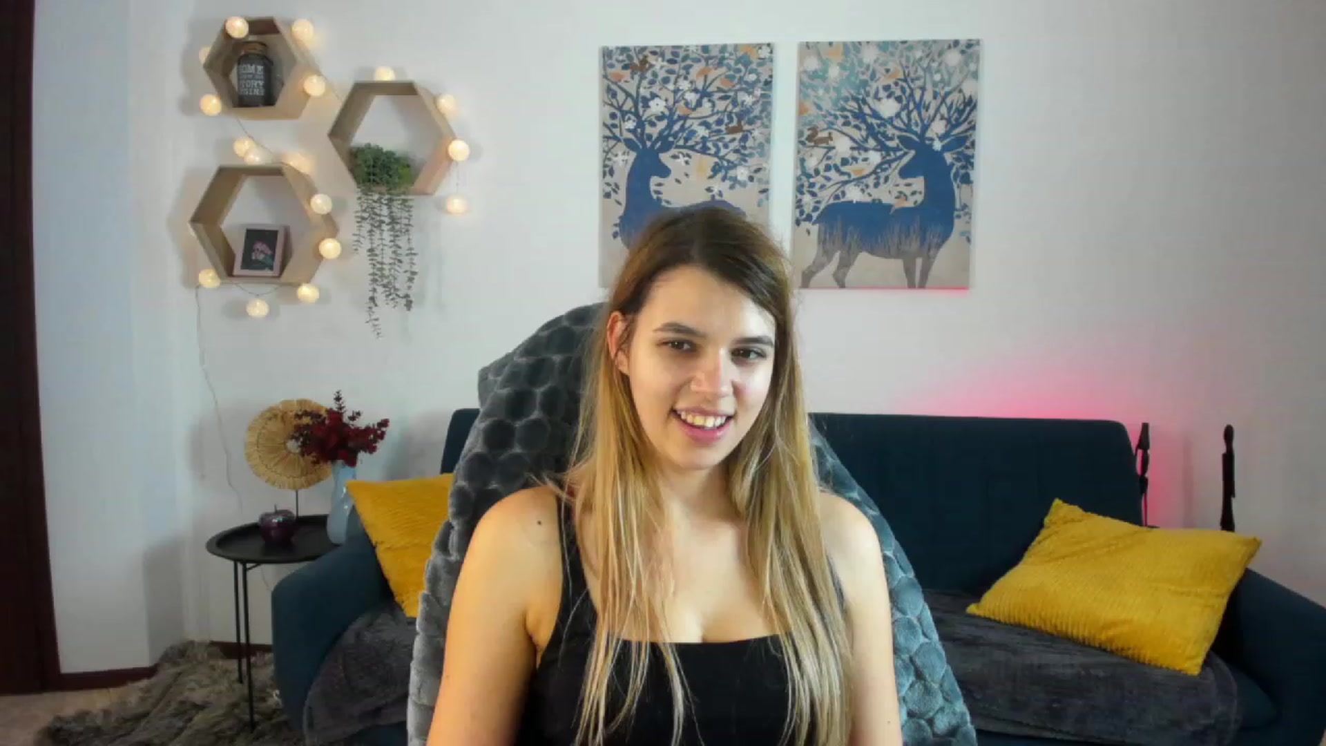 Gallery image thumbnail from Elsa_Fox's myfreecams stream on, 12/22/2022, 14:09 image 1 of 20