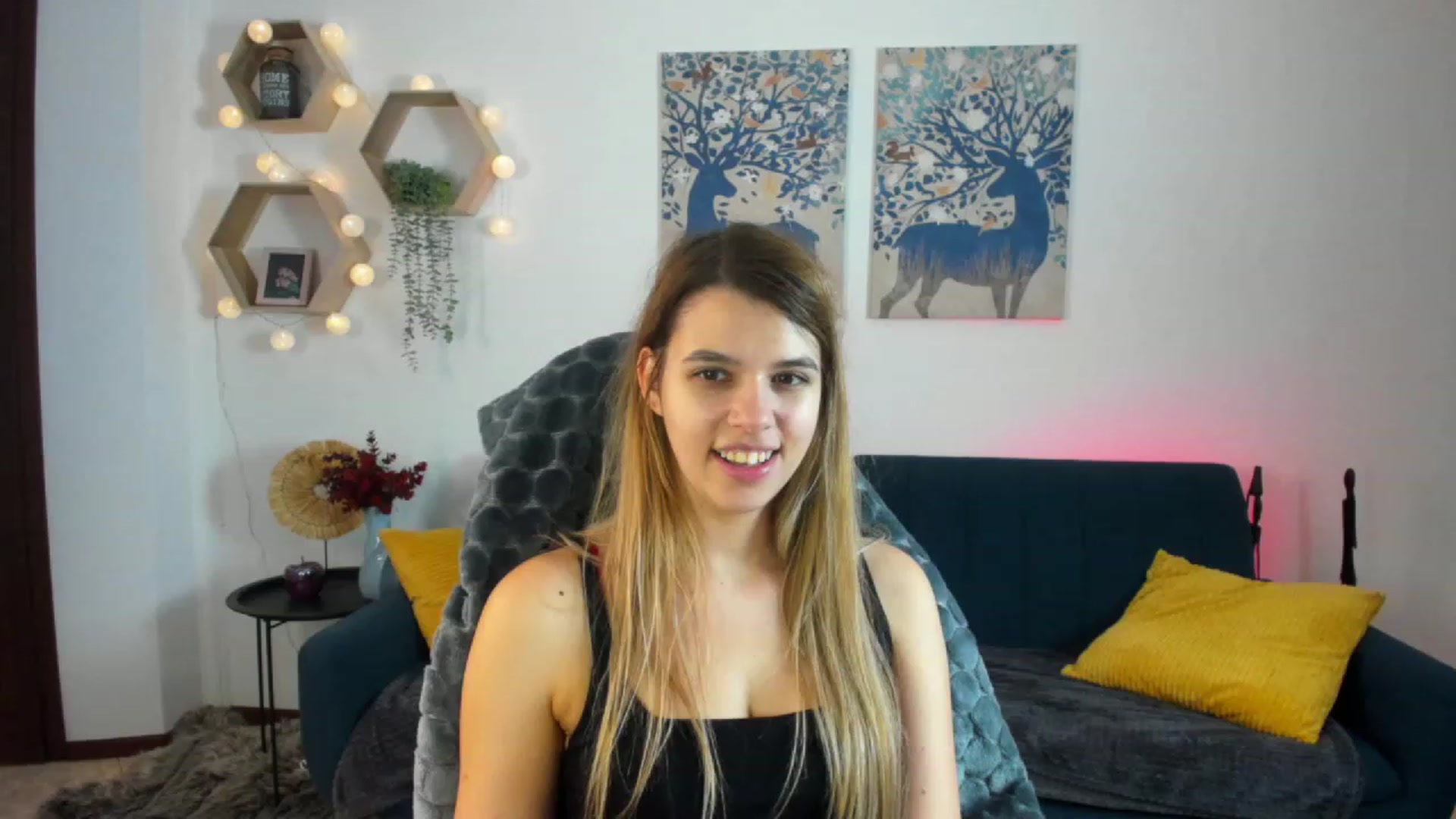 Gallery image thumbnail from Elsa_Fox's myfreecams stream on, 12/22/2022, 14:09 image 3 of 20
