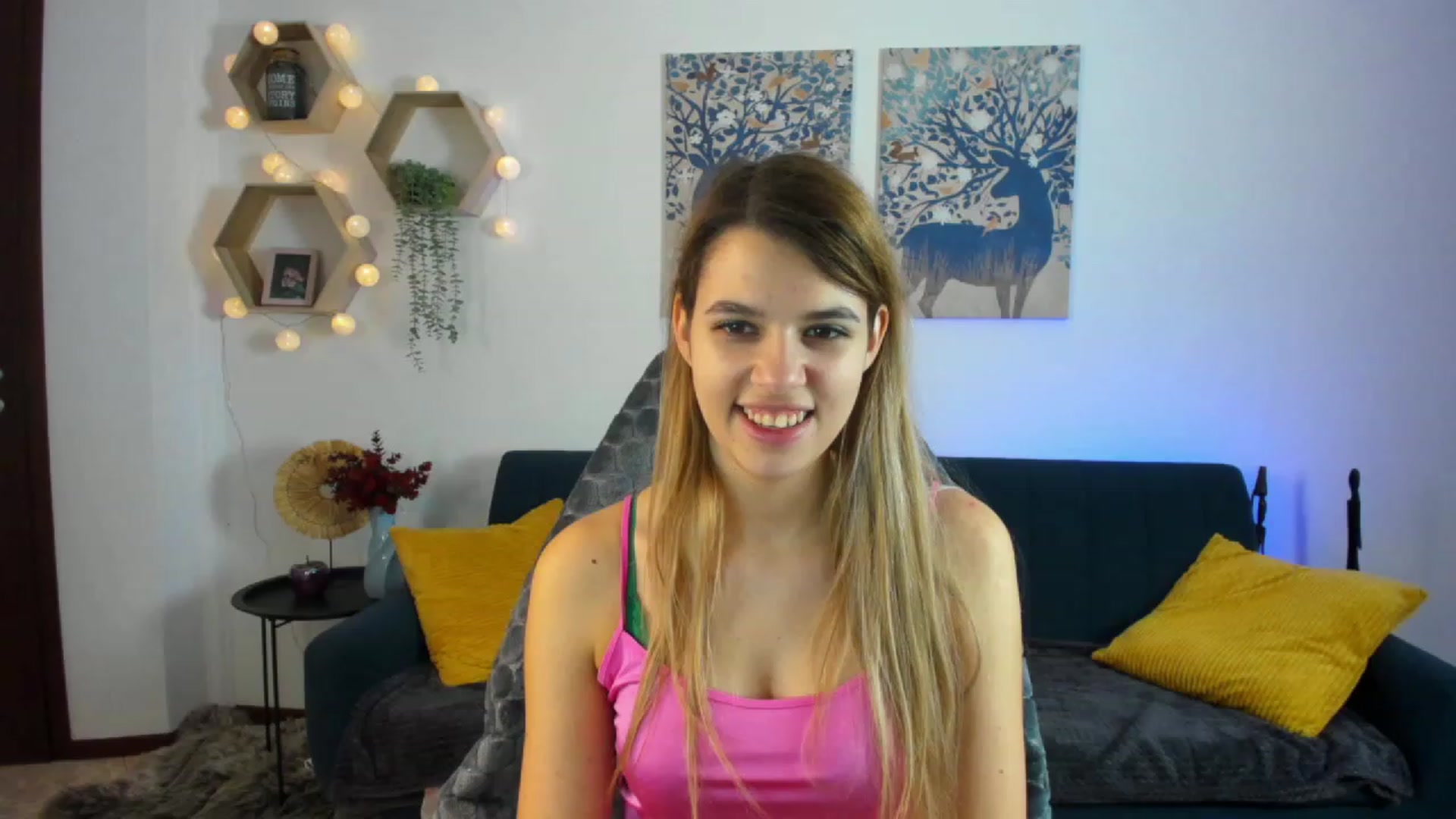 Gallery image thumbnail from Elsa_Fox's myfreecams stream on, 12/23/2022, 10:06 image 17 of 20