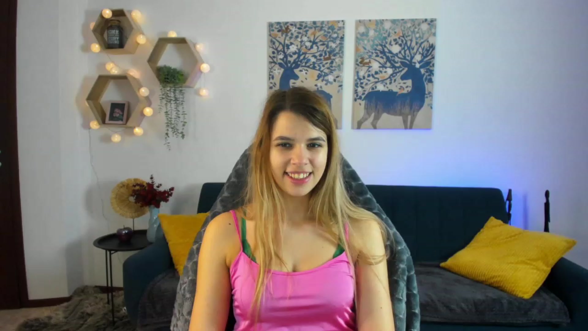 Gallery image thumbnail from Elsa_Fox's myfreecams stream on, 12/23/2022, 12:21 image 3 of 20