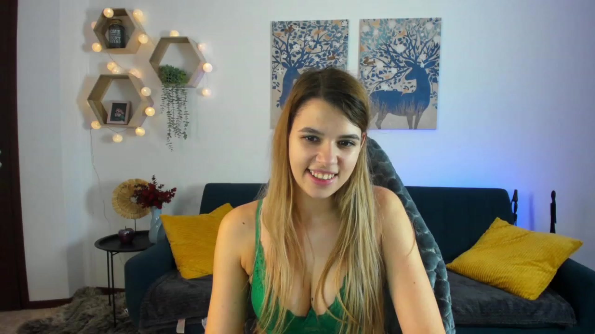 Gallery image thumbnail from Elsa_Fox's myfreecams stream on, 12/23/2022, 12:21 image 14 of 20