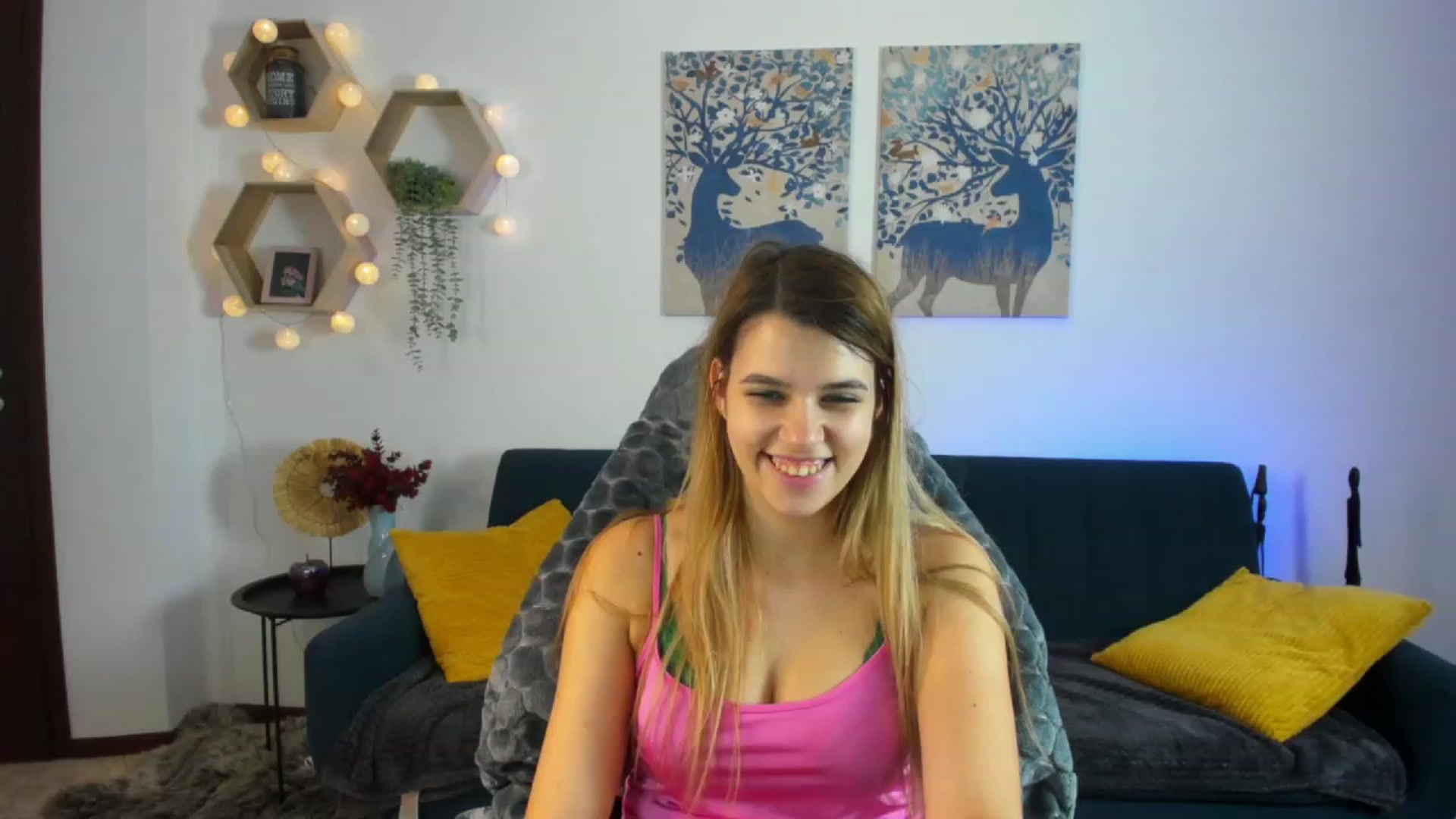 Gallery image thumbnail from Elsa_Fox's myfreecams stream on, 12/23/2022, 13:48 image 4 of 20