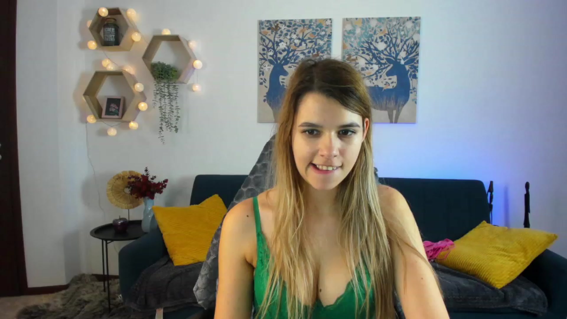 Gallery image thumbnail from Elsa_Fox's myfreecams stream on, 12/23/2022, 14:13 image 7 of 20