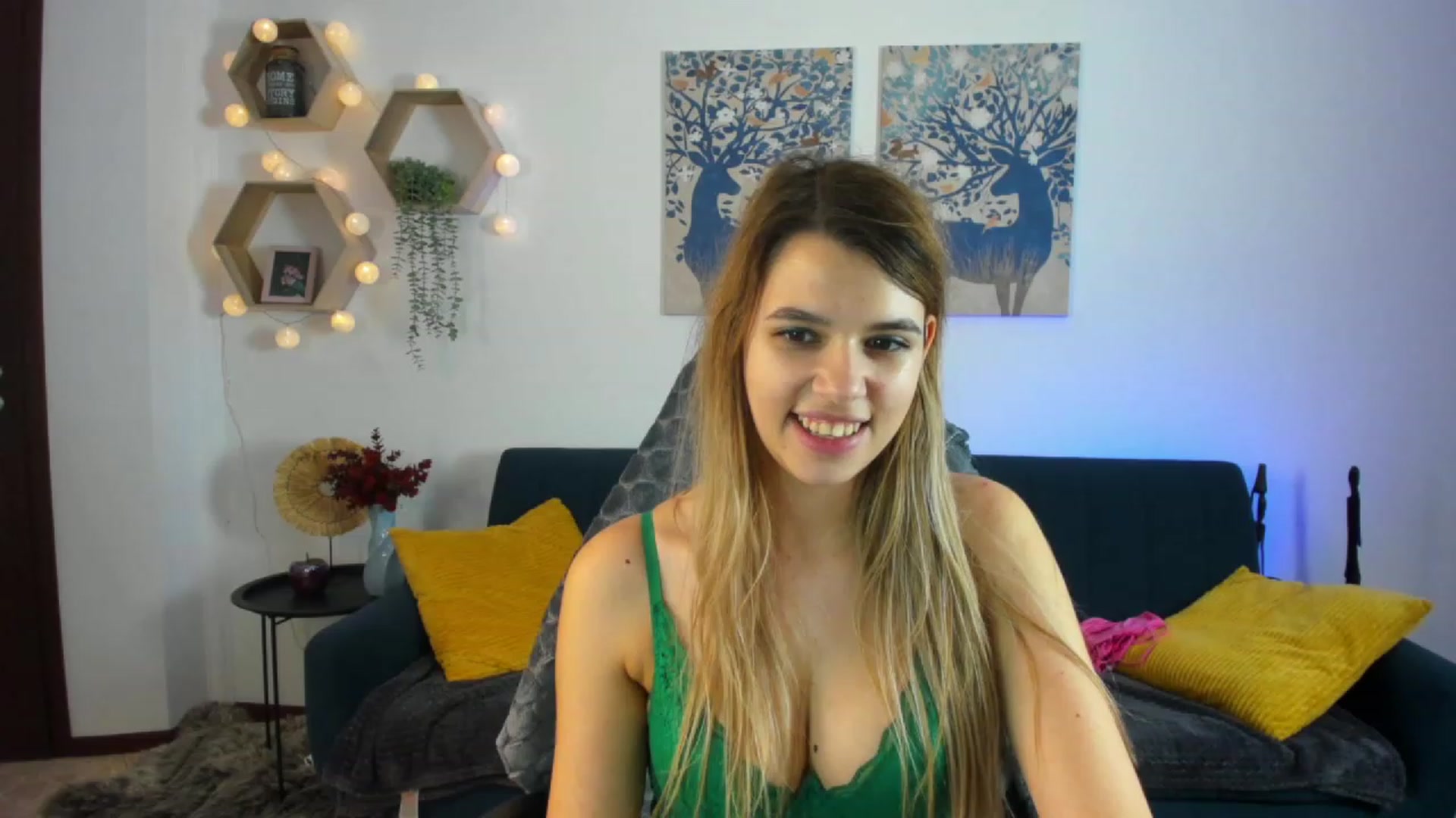 Gallery image thumbnail from Elsa_Fox's myfreecams stream on, 12/23/2022, 14:13 image 6 of 20