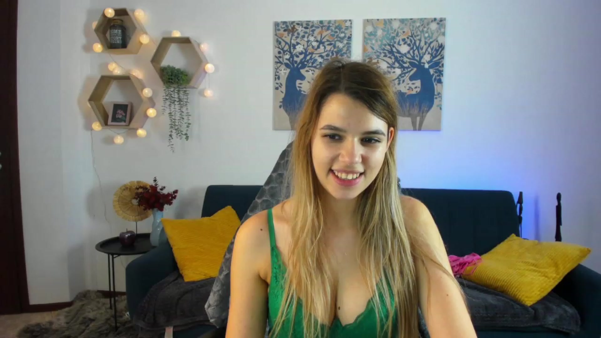 Gallery image thumbnail from Elsa_Fox's myfreecams stream on, 12/23/2022, 14:13 image 8 of 20