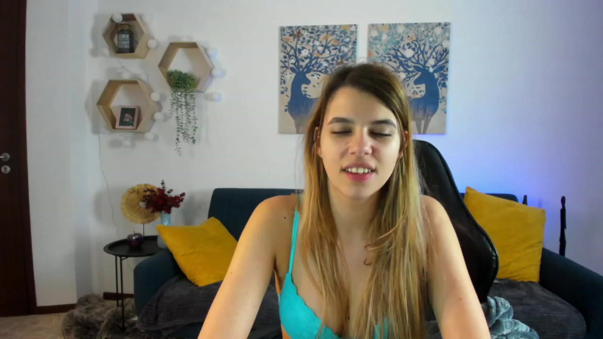 Gallery image thumbnail from Elsa_Fox's myfreecams stream on, 12/30/2022, 17:04 image 8 of 20