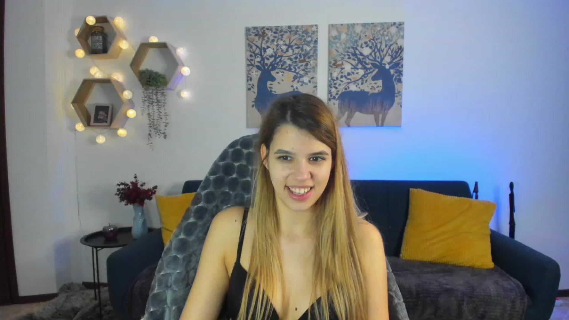 Gallery image thumbnail from Elsa_Fox's myfreecams stream on, 01/08/2023, 11:32 image 13 of 20