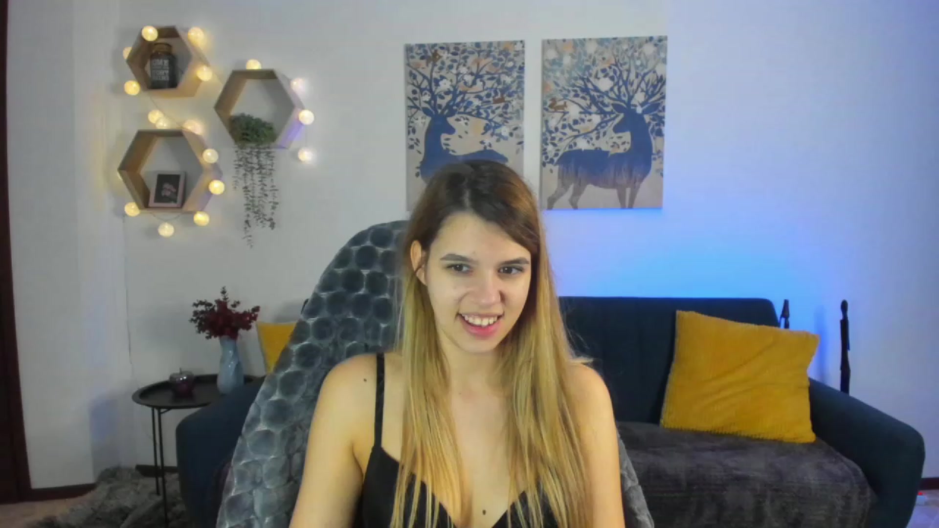 Gallery image thumbnail from Elsa_Fox's myfreecams stream on, 01/08/2023, 11:32 image 15 of 20