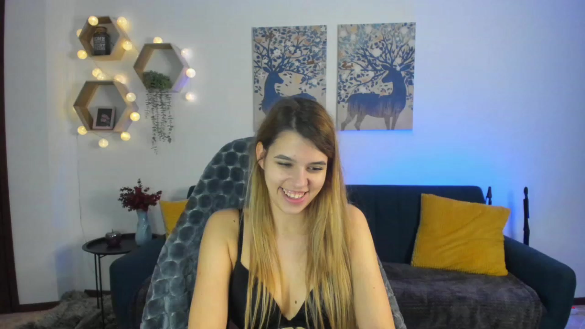 Gallery image thumbnail from Elsa_Fox's myfreecams stream on, 01/08/2023, 11:32 image 12 of 20