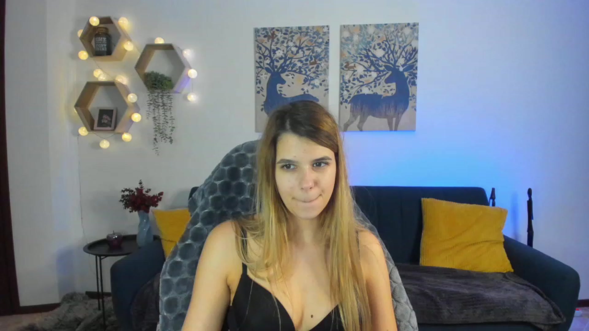 Gallery image thumbnail from Elsa_Fox's myfreecams stream on, 01/08/2023, 13:57 image 18 of 20