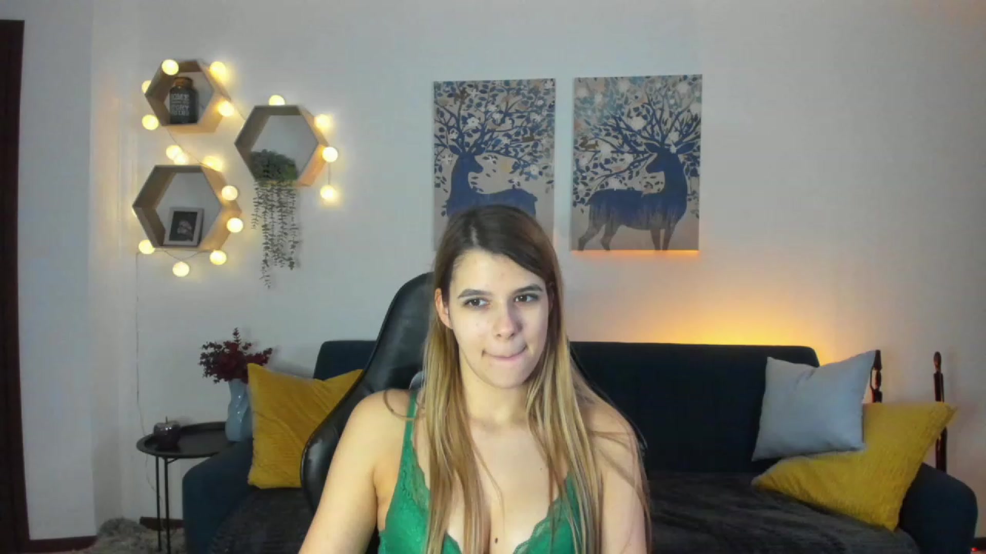 Gallery image thumbnail from Elsa_Fox's myfreecams stream on, 01/10/2023, 12:07 image 18 of 20