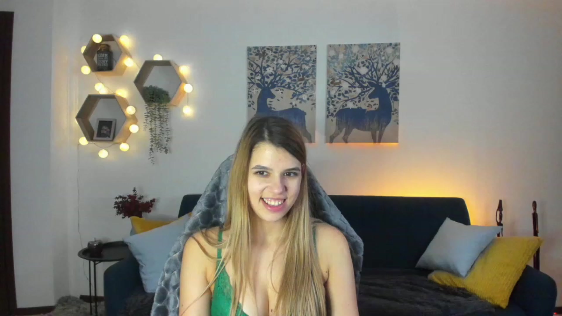 Gallery image thumbnail from Elsa_Fox's myfreecams stream on, 01/10/2023, 14:13 image 10 of 20