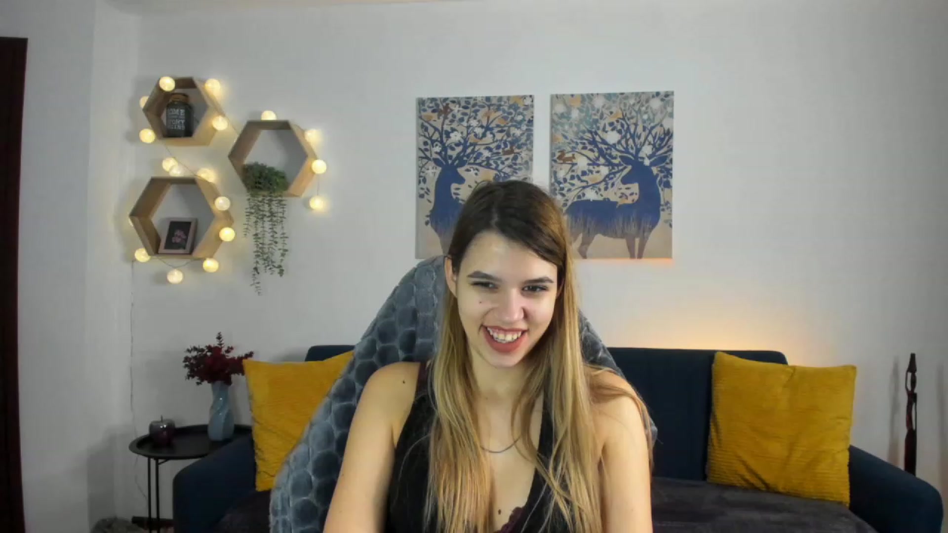 Gallery image thumbnail from Elsa_Fox's myfreecams stream on, 01/16/2023, 11:43 image 3 of 20