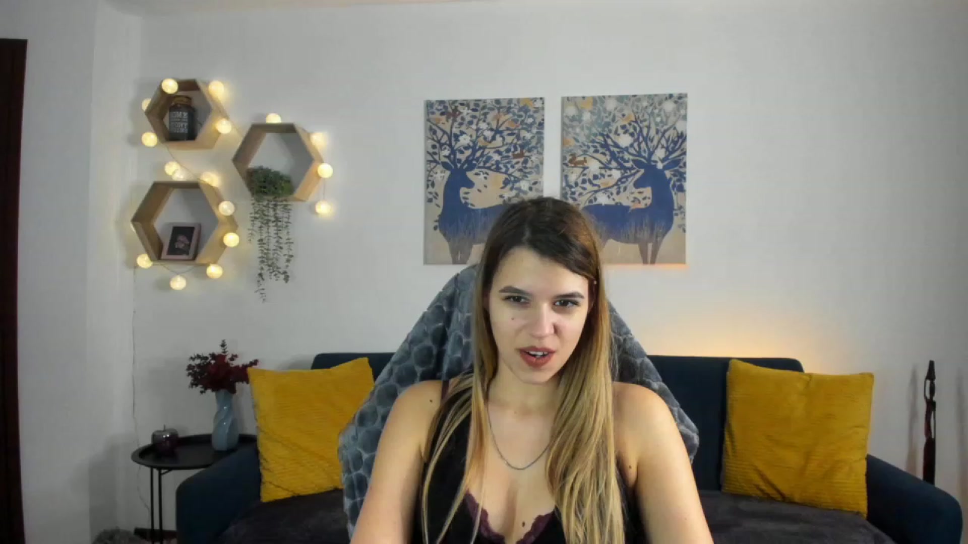 Gallery image thumbnail from Elsa_Fox's myfreecams stream on, 01/16/2023, 12:37 image 16 of 20