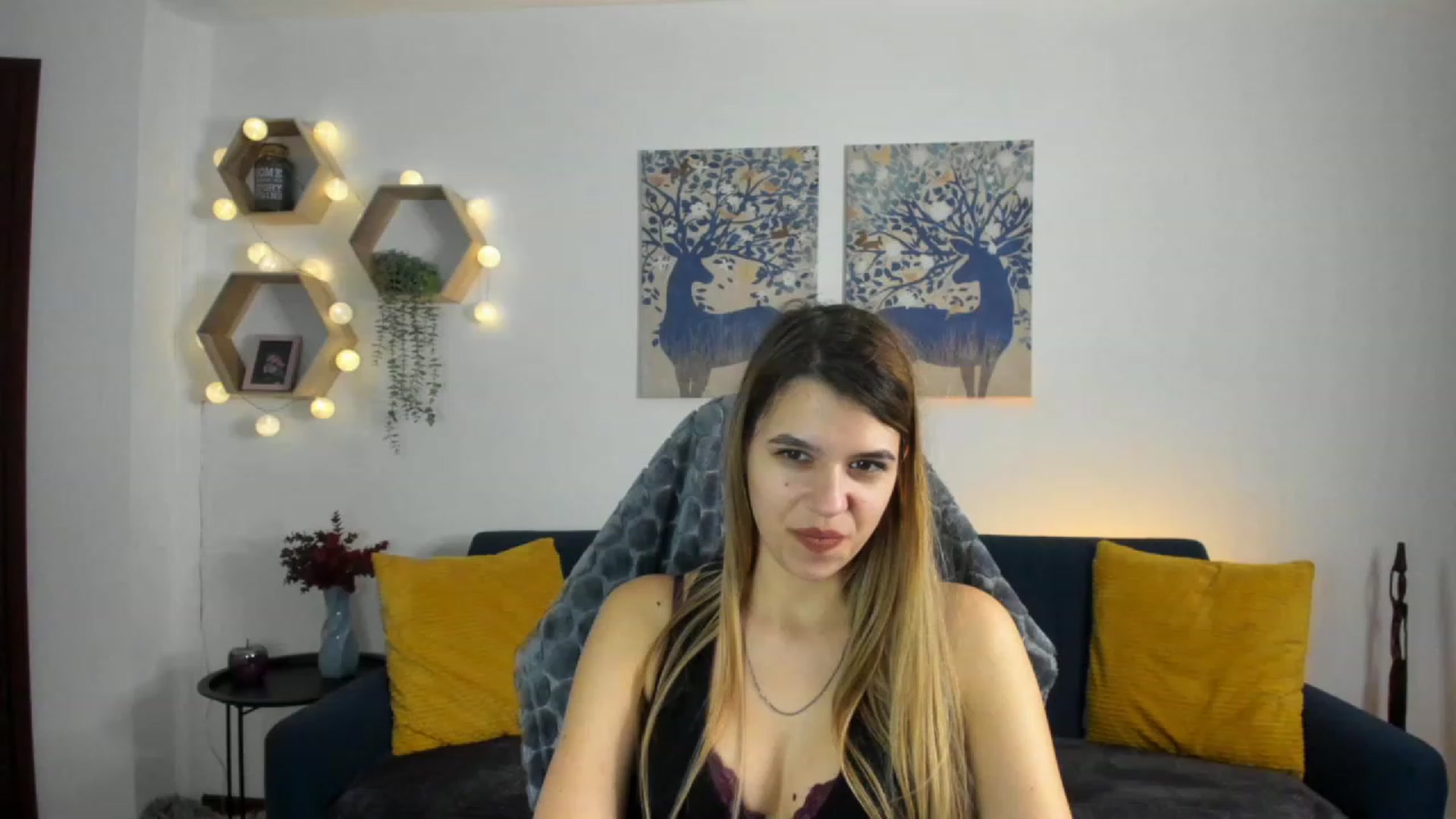 Gallery image thumbnail from Elsa_Fox's myfreecams stream on, 01/16/2023, 12:37 image 18 of 20