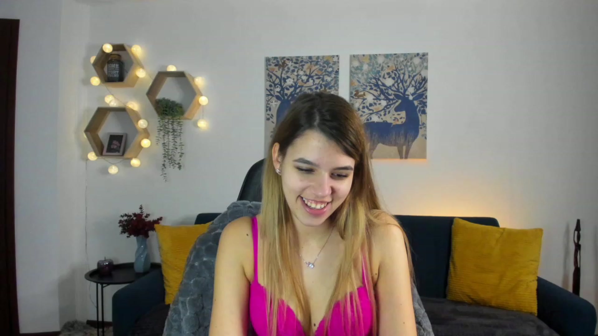 Gallery image thumbnail from Elsa_Fox's myfreecams stream on, 01/17/2023, 12:51 image 13 of 20