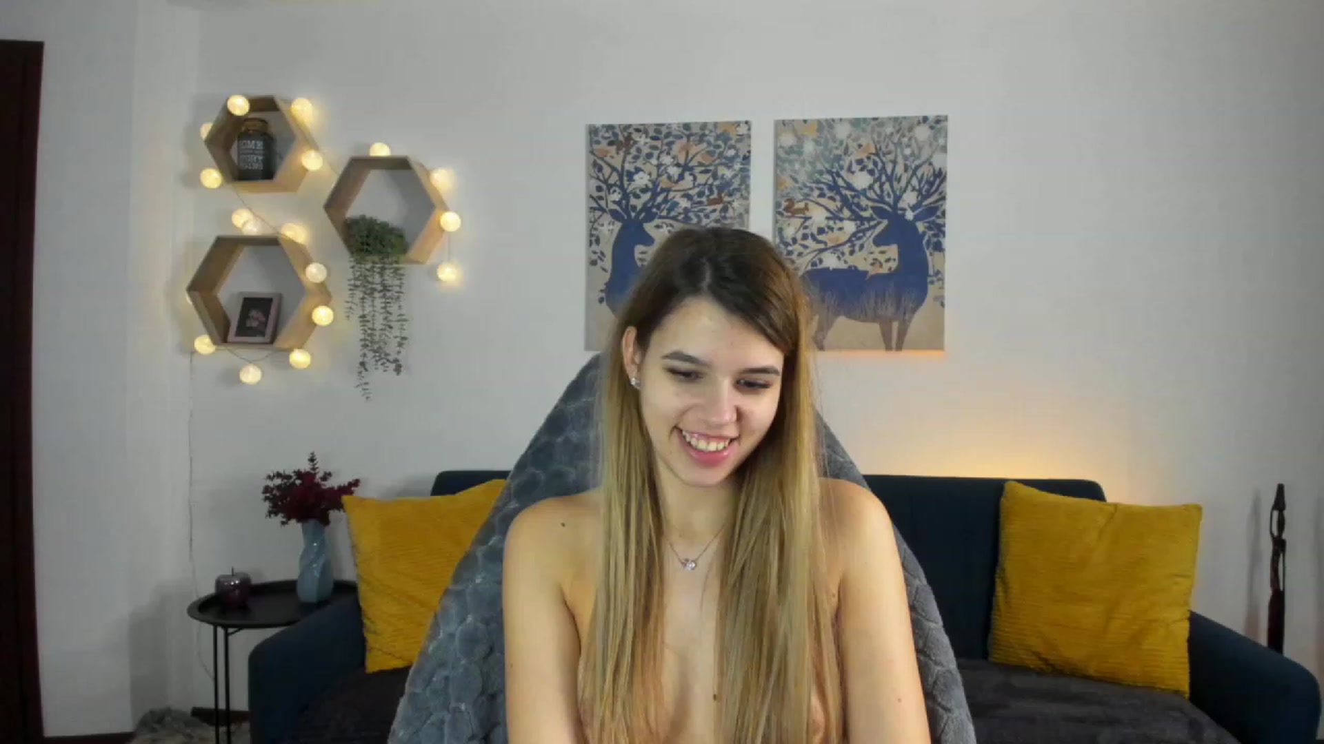 Gallery image thumbnail from Elsa_Fox's myfreecams stream on, 01/17/2023, 13:00 image 17 of 20