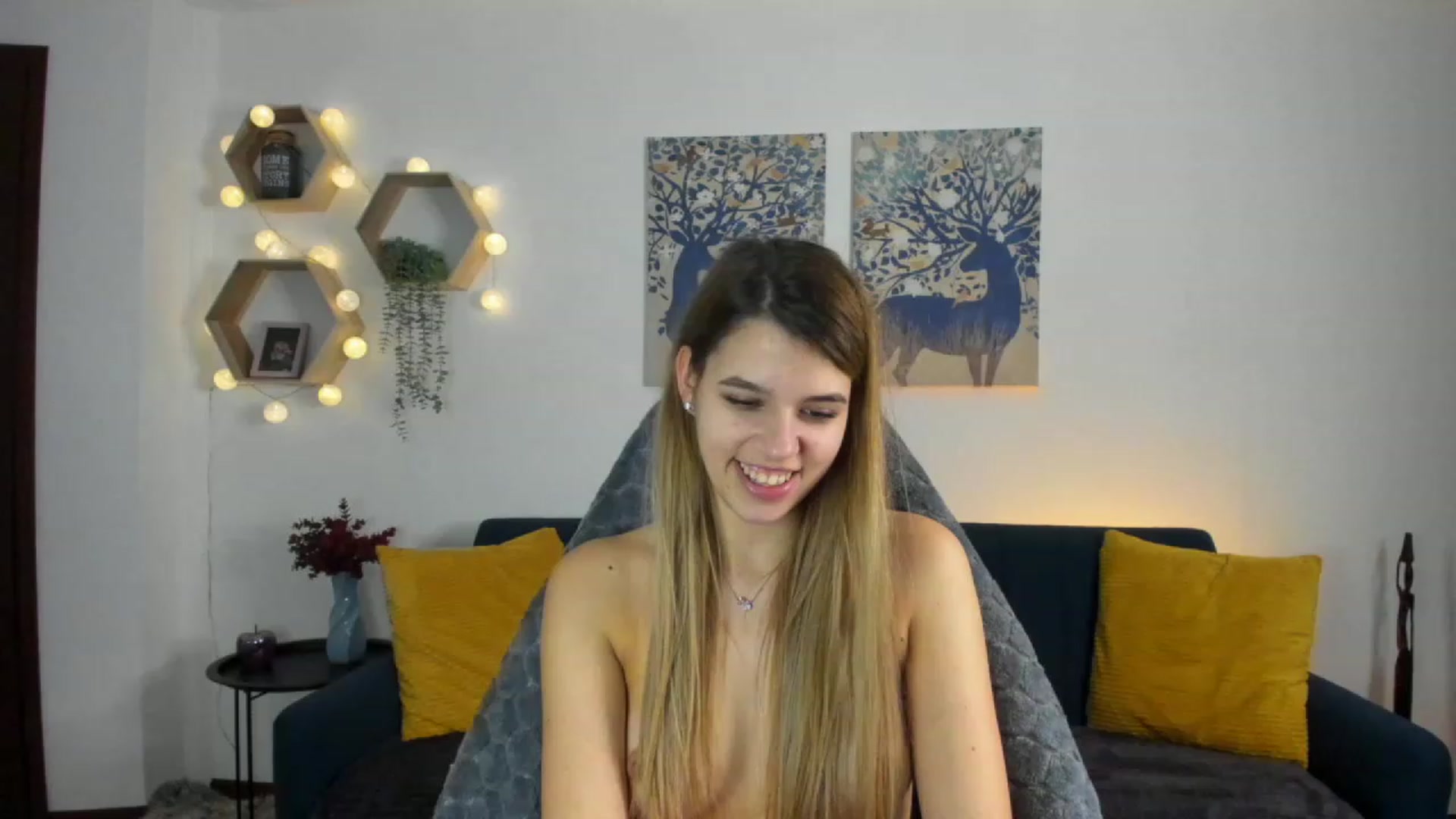 Gallery image thumbnail from Elsa_Fox's myfreecams stream on, 01/17/2023, 13:00 image 13 of 20