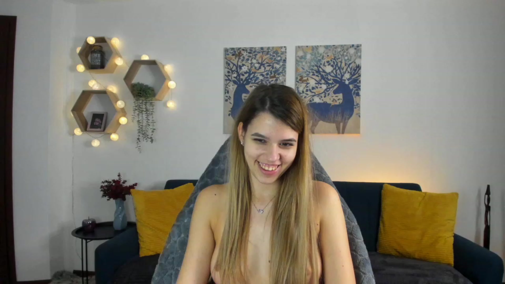 Gallery image thumbnail from Elsa_Fox's myfreecams stream on, 01/17/2023, 13:00 image 15 of 20