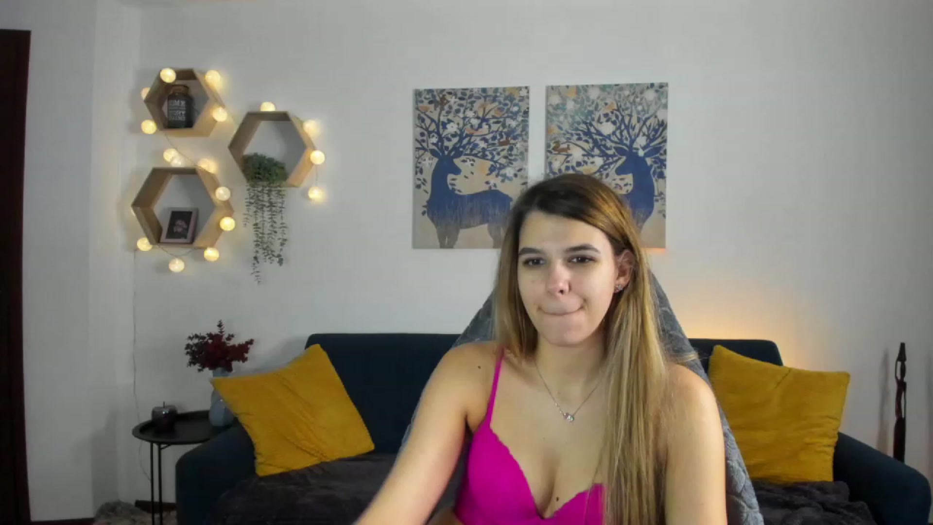 Gallery image thumbnail from Elsa_Fox's myfreecams stream on, 01/17/2023, 16:23 image 7 of 20