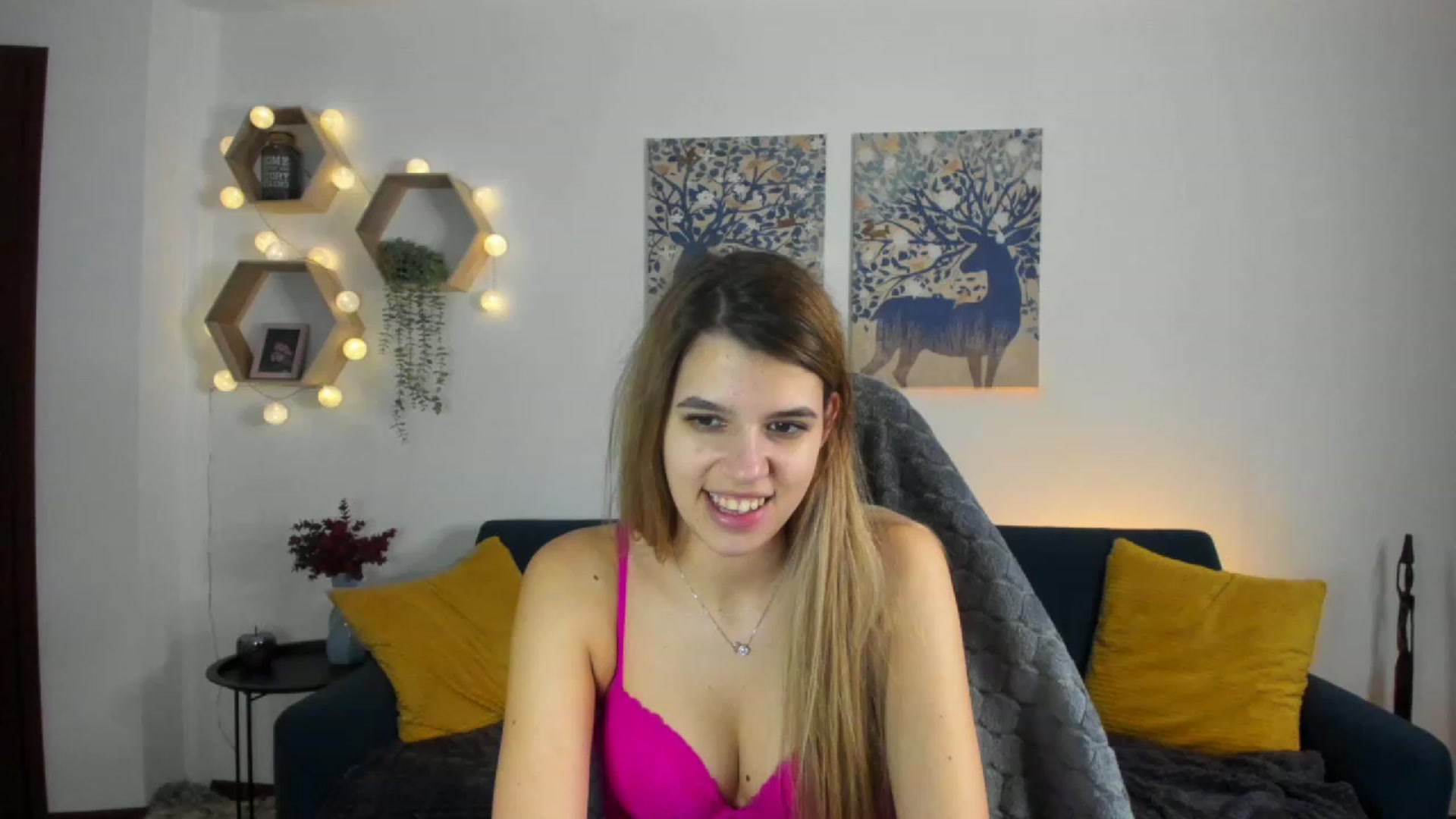 Gallery image thumbnail from Elsa_Fox's myfreecams stream on, 01/17/2023, 16:23 image 4 of 20