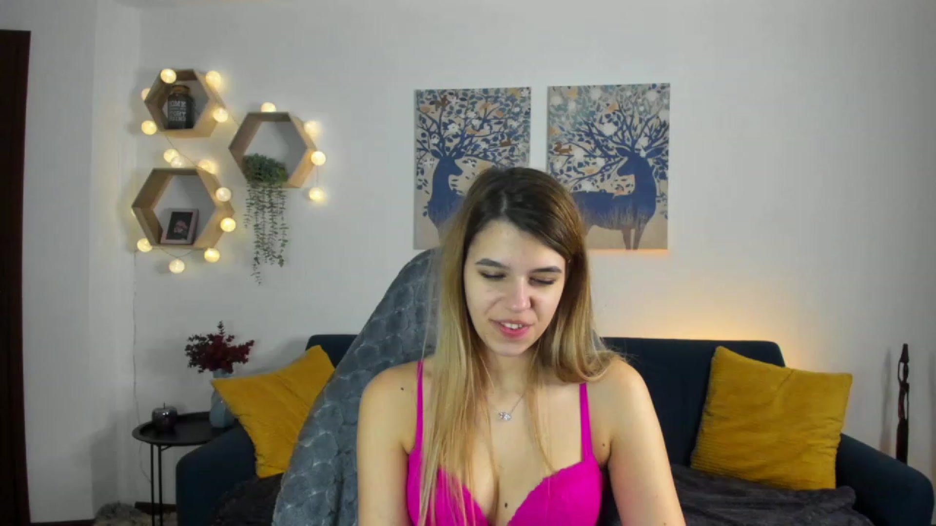 Gallery image thumbnail from Elsa_Fox's myfreecams stream on, 01/17/2023, 19:03 image 7 of 20
