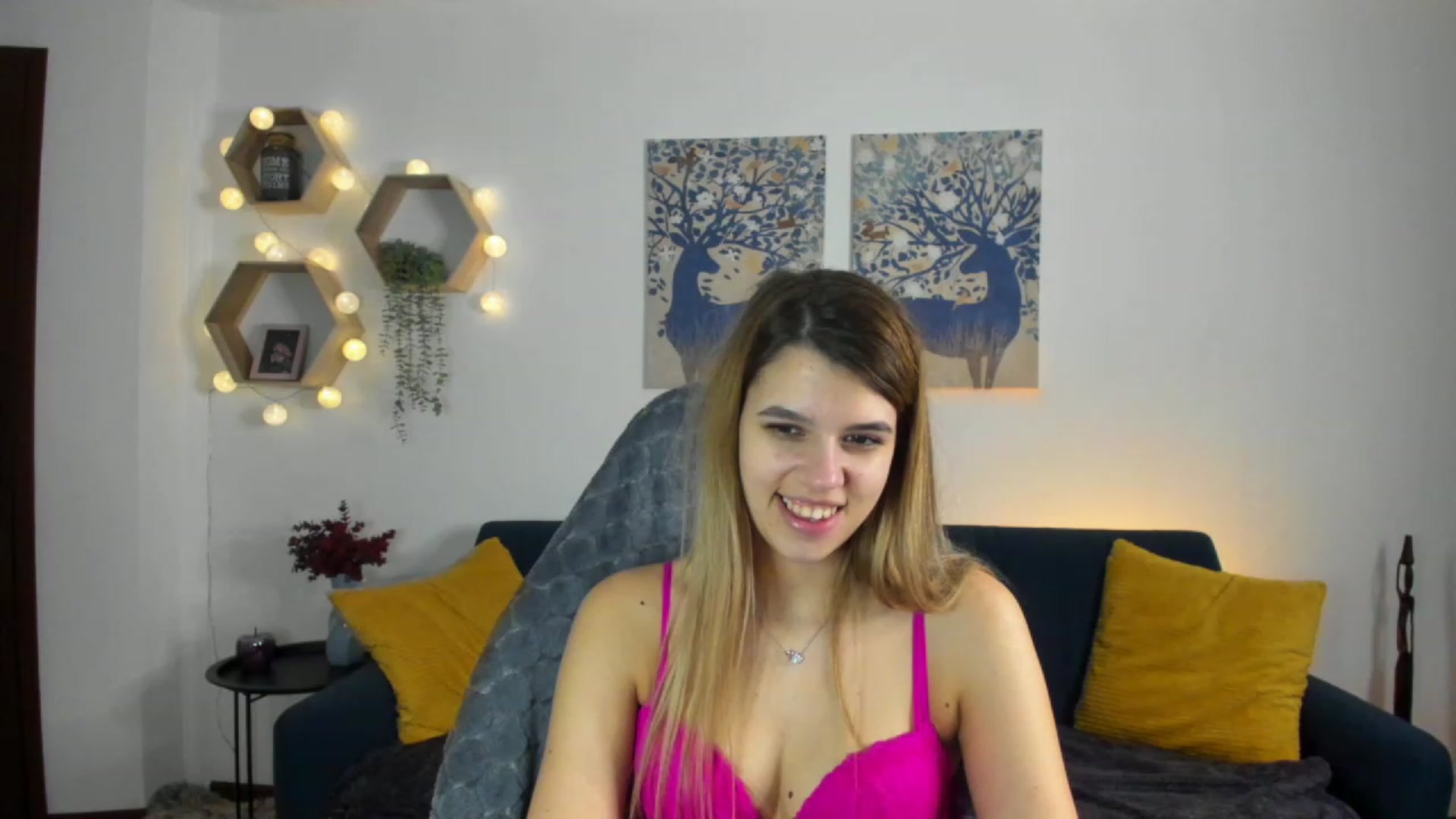 Gallery image thumbnail from Elsa_Fox's myfreecams stream on, 01/17/2023, 19:03 image 8 of 20