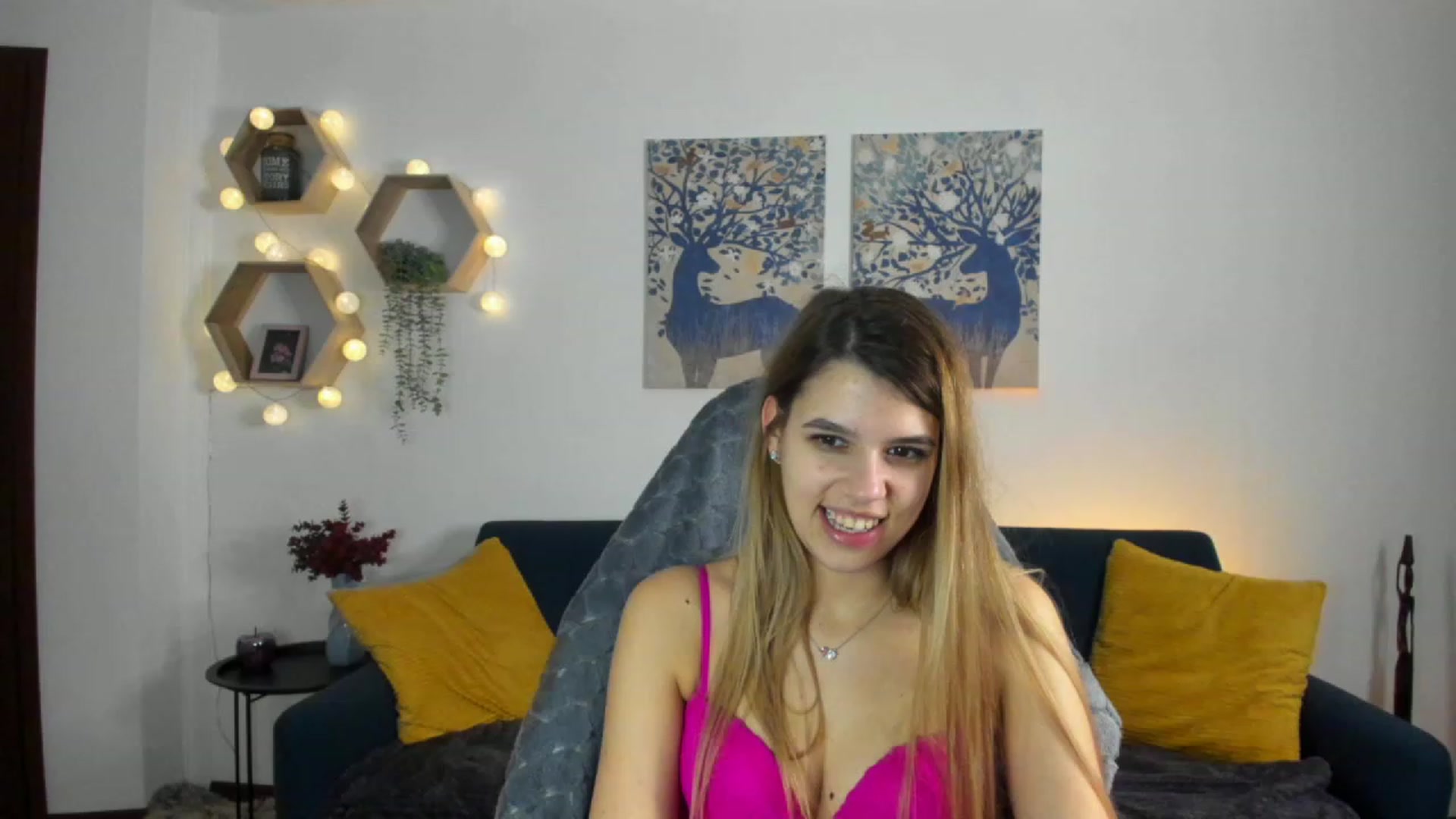 Gallery image thumbnail from Elsa_Fox's myfreecams stream on, 01/17/2023, 19:03 image 17 of 20