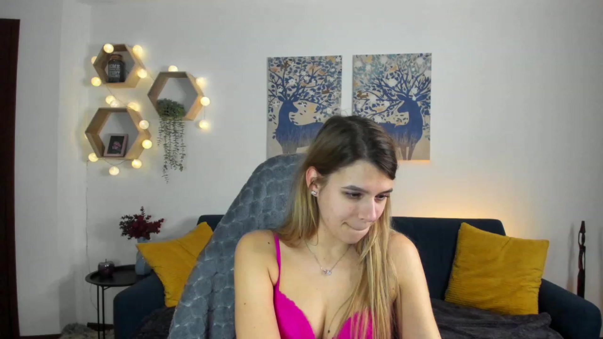 Gallery image thumbnail from Elsa_Fox's myfreecams stream on, 01/17/2023, 19:03 image 10 of 20
