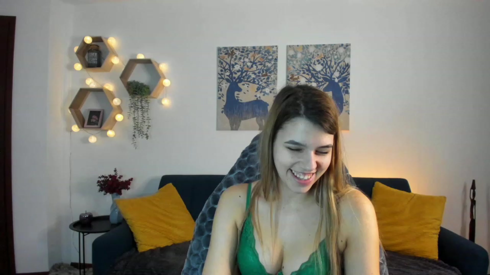 Gallery image thumbnail from Elsa_Fox's myfreecams stream on, 01/18/2023, 13:19 image 14 of 20