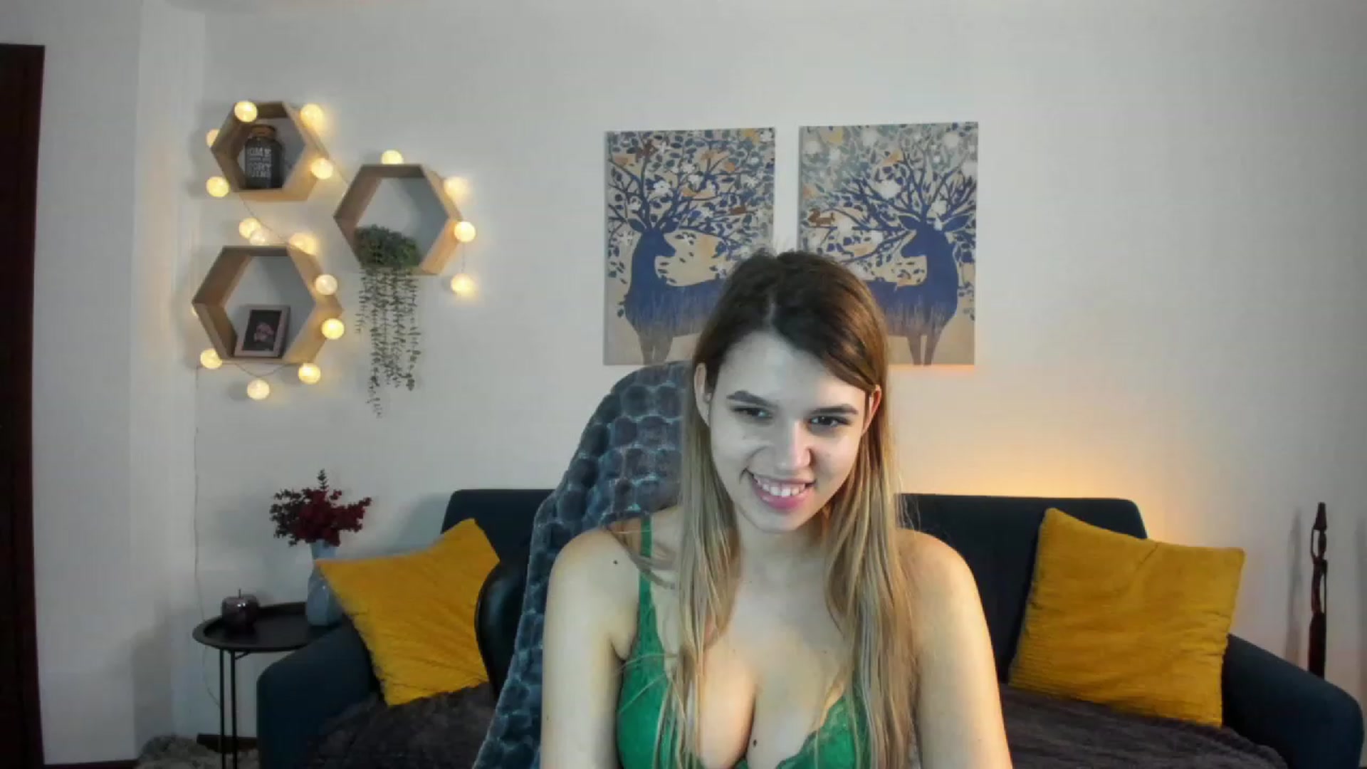 Gallery image thumbnail from Elsa_Fox's myfreecams stream on, 01/18/2023, 15:44 image 13 of 20