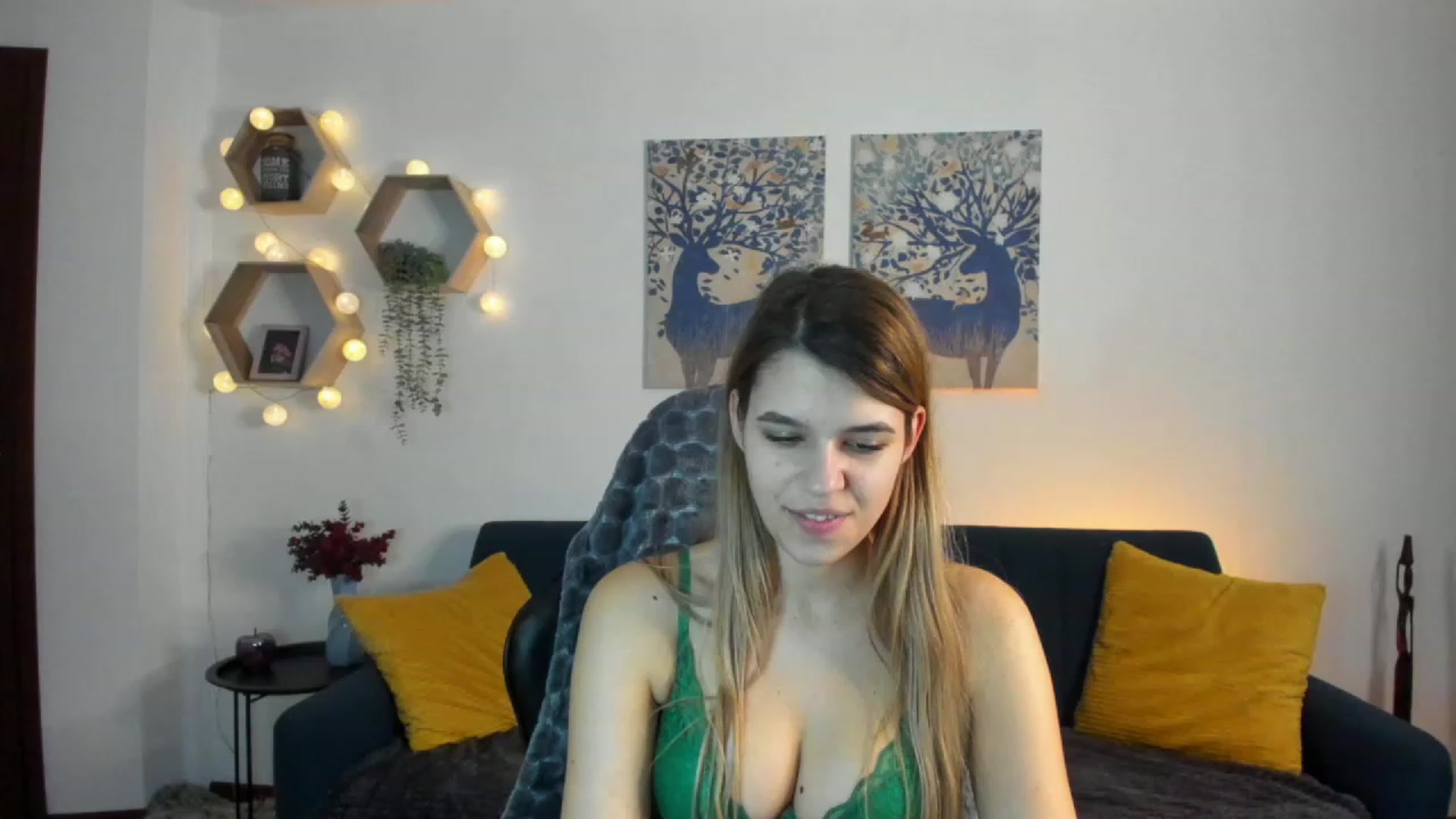 Gallery image thumbnail from Elsa_Fox's myfreecams stream on, 01/18/2023, 15:44 image 12 of 20